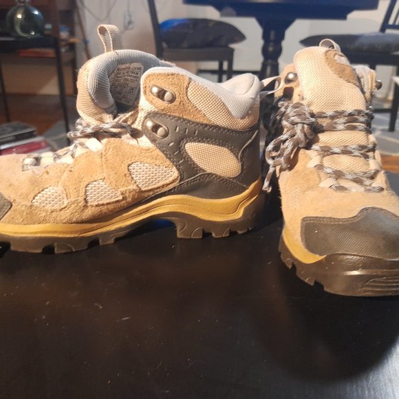 Get out and about in these Classic Columbia hiking boots - Picture 3 of 5